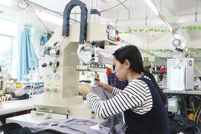 縫紉機轟鳴，紡織企業新年訂單熱潮涌動